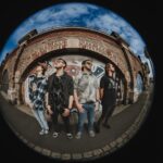 Liquid Air mit Fisheye Effekt vor einer Mauer
