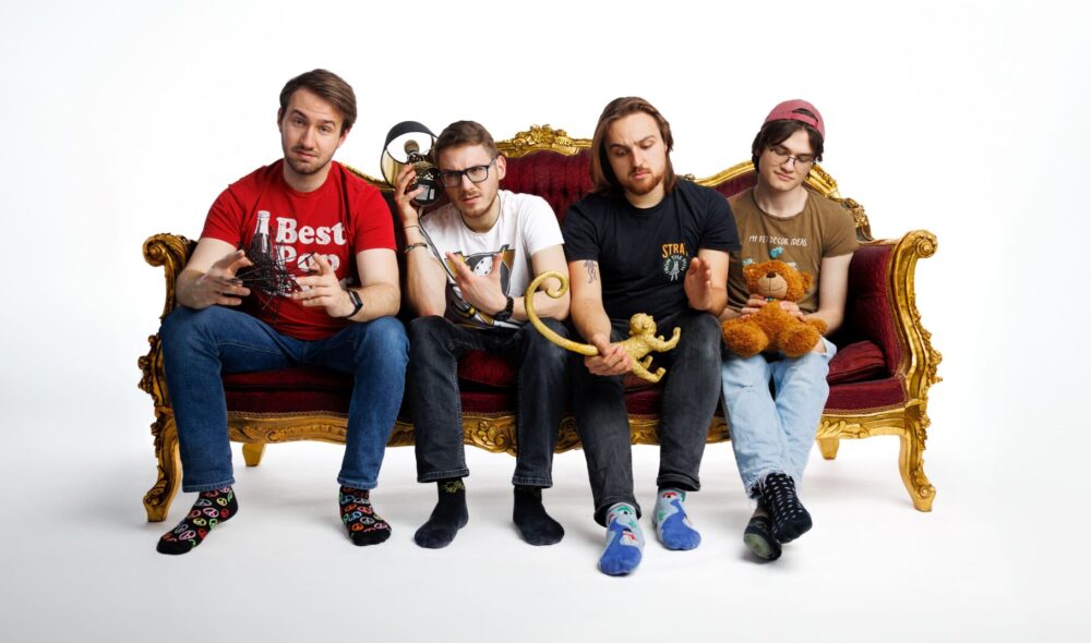 Liquid Air auf einer Couch mit diversen Gegenständen